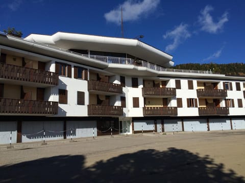 Property building, Facade/entrance, Facade/entrance, Day