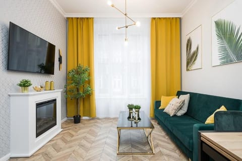 TV and multimedia, Living room, Seating area, flat iron, internet