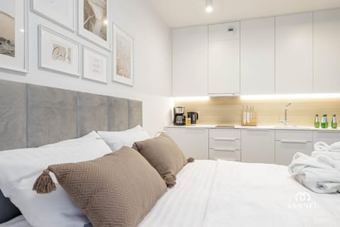 Bed, Kitchen or kitchenette, Photo of the whole room, Decorative detail, Bedroom, On site