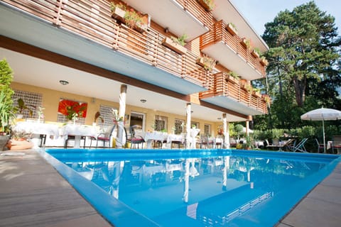 Swimming pool, Swimming pool