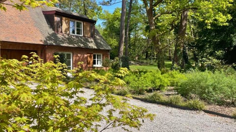 Property building, Spring, Day, Natural landscape, Garden, Garden view