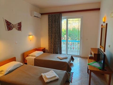 Bed, TV and multimedia, Seating area, Bedroom, towels, air conditioner