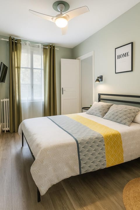 Bed, TV and multimedia, Photo of the whole room, Bedroom