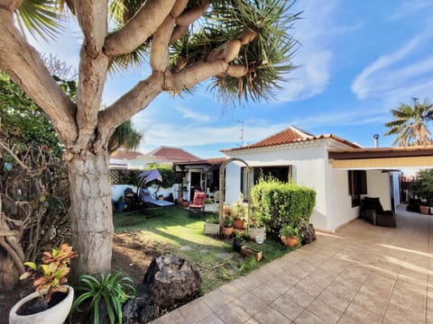 Property building, Facade/entrance, Garden, Parking
