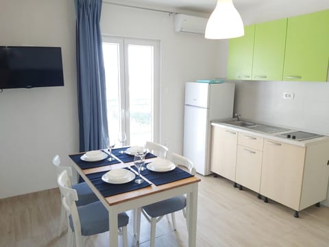 TV and multimedia, Kitchen or kitchenette, Dining area, stove, kitchen
