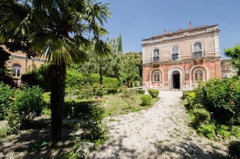 Property building, Day, Summer, Garden