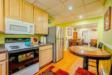 Hidden Gem, 3 Bed Cozy Condo - Dogs Welcomed House in Wisconsin