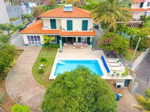 Property building, Day, Neighbourhood, Bird's eye view, Garden view, Swimming pool