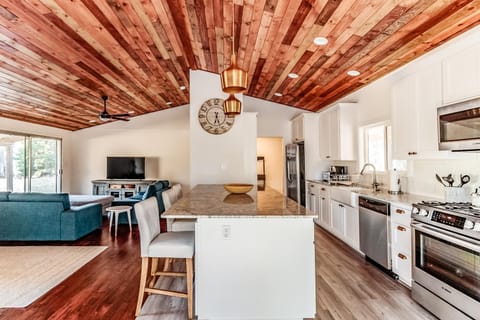 Pine Ridge Peak House in Oakhurst