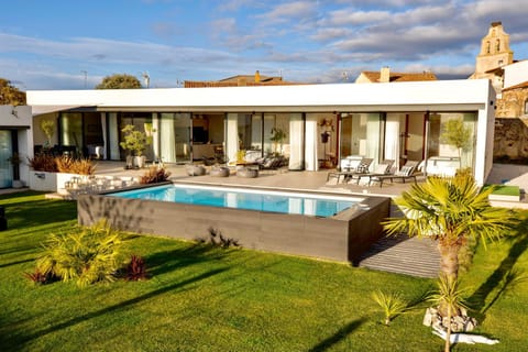 Property building, Garden, Swimming pool