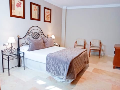 Bed, Other, Photo of the whole room, Decorative detail, Seating area, Bedroom, Area and facilities, locker, wardrobe, air conditioner