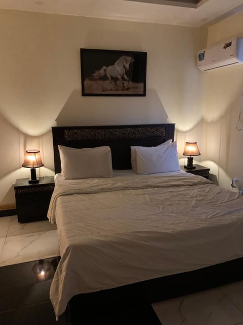 Bed, Photo of the whole room, air conditioner