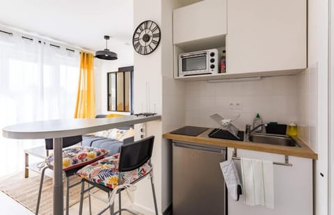 Kitchen or kitchenette, Dining area, stove