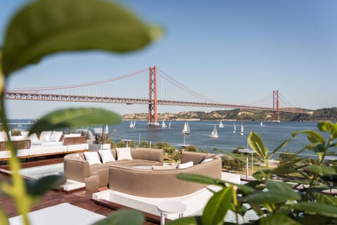 Nearby landmark, Natural landscape, Lounge or bar, Seating area, River view