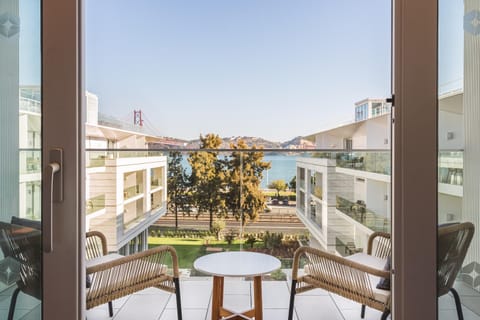 View (from property/room), Balcony/Terrace, River view