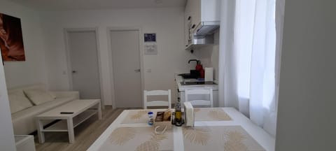 Kitchen or kitchenette, Seating area, Dining area