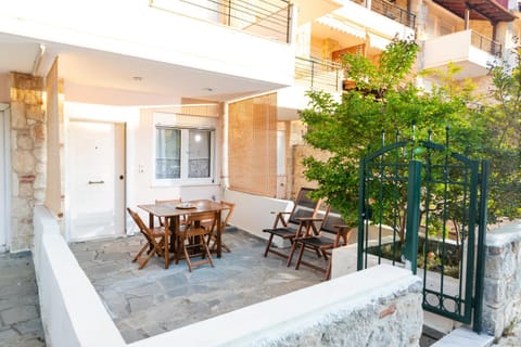 Patio, Facade/entrance