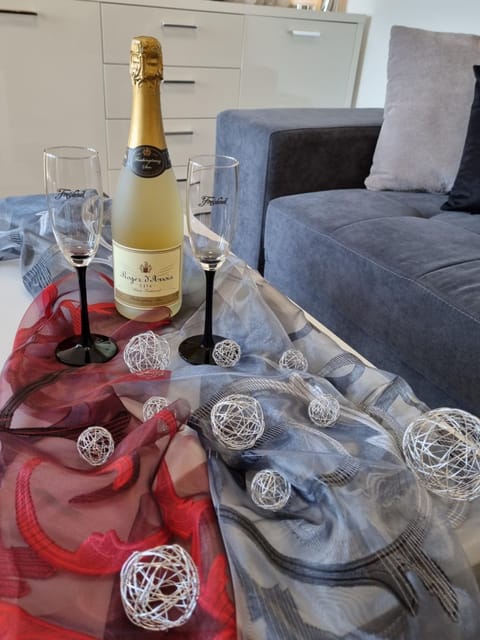 Living room, Decorative detail, Drinks