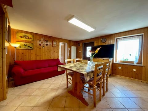 Communal lounge/ TV room, TV and multimedia, Living room, Seating area, Dining area, Evening entertainment