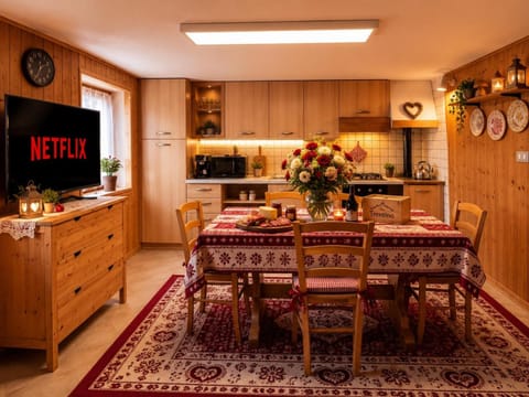 Communal lounge/ TV room, TV and multimedia, Kitchen or kitchenette, Living room, Seating area, Dining area, Evening entertainment, pet friendly