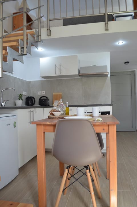 Kitchen or kitchenette, Dining area