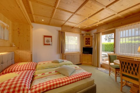 Bed, Living room, Dining area, Bedroom