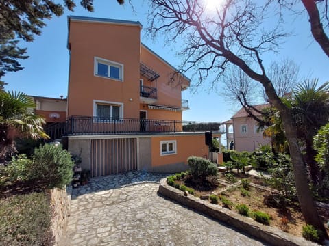 Patio, Facade/entrance