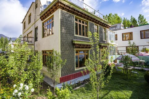 Property building, Garden, Garden view, Area and facilities