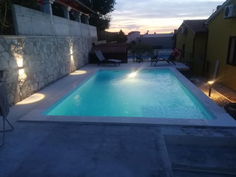 Swimming pool