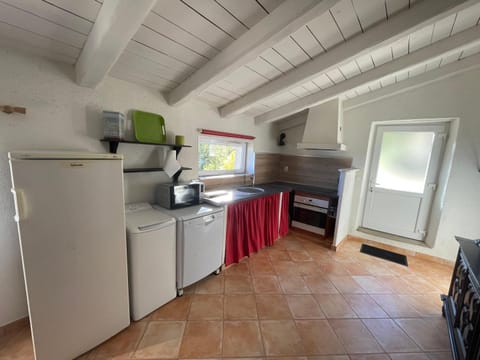 Kitchen or kitchenette, dishwasher, oven, pet friendly, stove, toaster