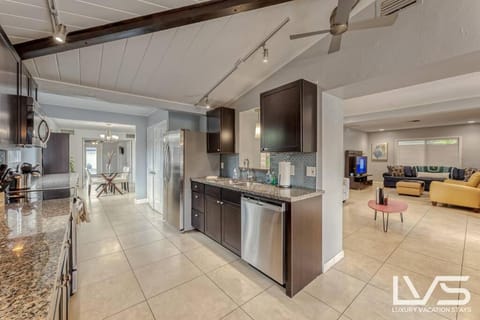 CasaDelMar- Outdoor Oasis Heated Pool 5 Min 2 Beach House in Fort Lauderdale