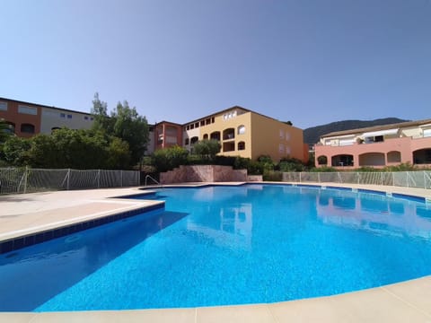 Bel appartement pour 6 personnes dans résidence avec piscine 500 m plage Apartment in Cavalaire-sur-Mer