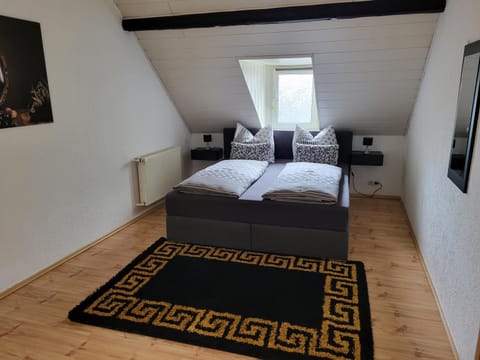 Bed, TV and multimedia, Bedroom, locker