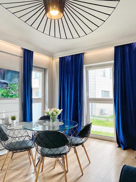 Communal lounge/ TV room, TV and multimedia, Living room, Seating area, Dining area, Evening entertainment
