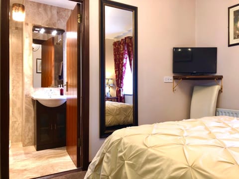 Bed, Bathroom, TV and multimedia, Photo of the whole room