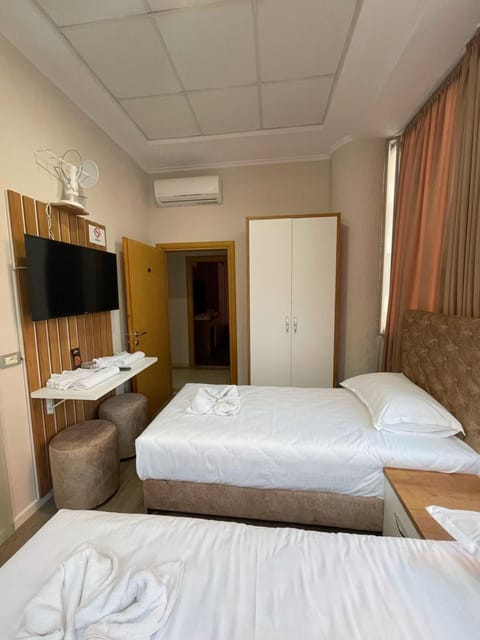 Bed, TV and multimedia, Photo of the whole room, Bedroom, towels, wardrobe