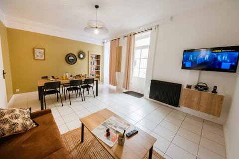 Living room, Seating area, Meals