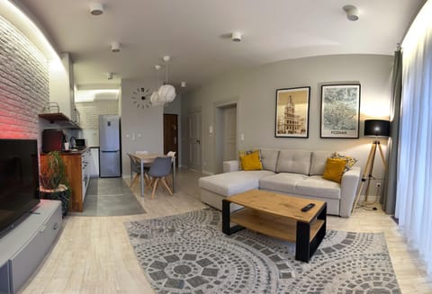 TV and multimedia, Kitchen or kitchenette, Living room, Seating area, Dining area