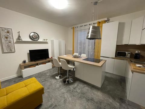 TV and multimedia, Kitchen or kitchenette, Living room, Dining area