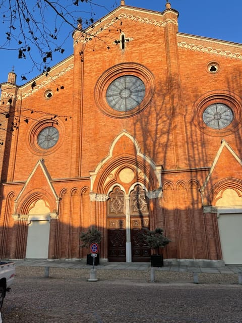 Nearby landmark, Facade/entrance
