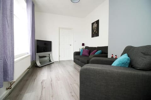 Rugby Place by Tŷ SA Bed and Breakfast in Newport