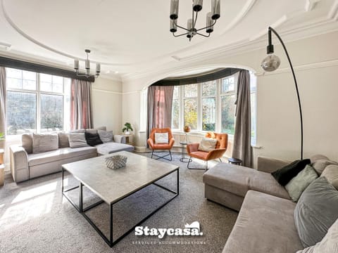 Spacious 5BR Leicester Home Sleeps 10 Parking! House in Leicester