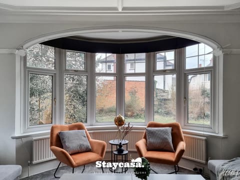 Spacious 5BR Leicester Home Sleeps 10 Parking! House in Leicester