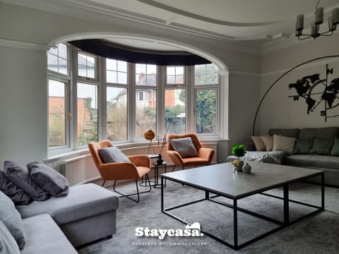 Spacious 5BR Leicester Home Sleeps 10 Parking! House in Leicester