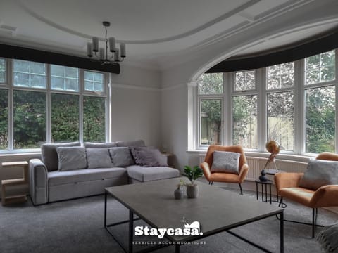 Spacious 5BR Leicester Home Sleeps 10 Parking! House in Leicester