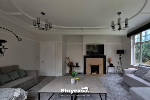 Spacious 5BR Leicester Home Sleeps 10 Parking! House in Leicester