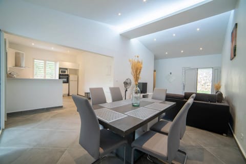 Seating area, Dining area