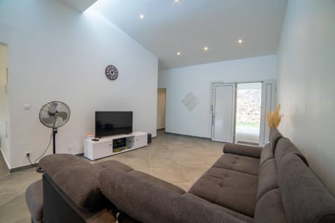 TV and multimedia, Living room, fireplace