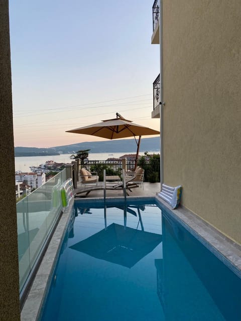 Pool view, Pool view