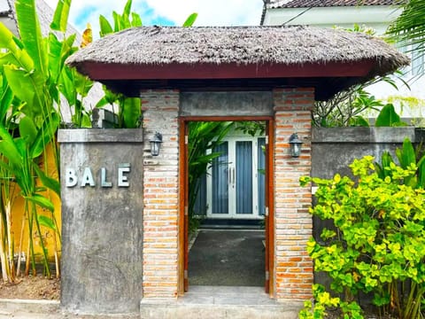 Facade/entrance, View (from property/room)